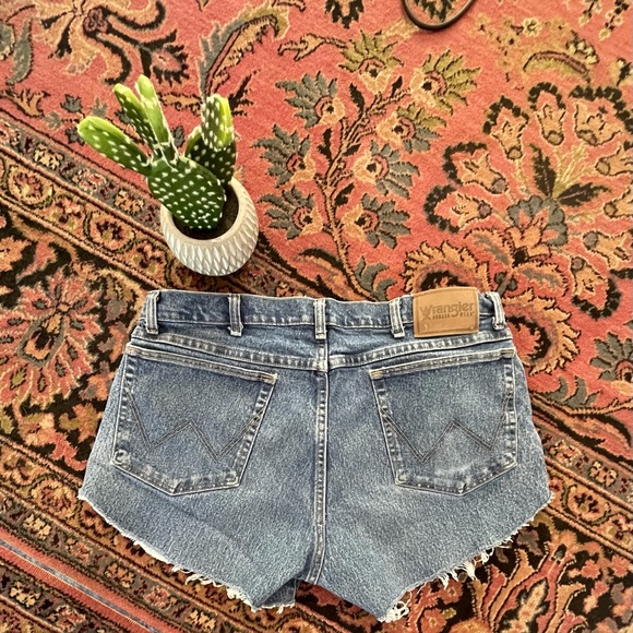 Ex-boyfriend Wrangler cut offs - Picture 2 of 4